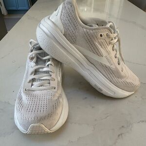 Brooks Women’s Ghost Max 2 - Size 7 White